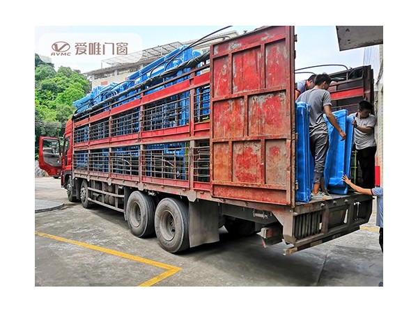 廚房門選擇吊軌推拉門還是下滑軌推拉門好呢？