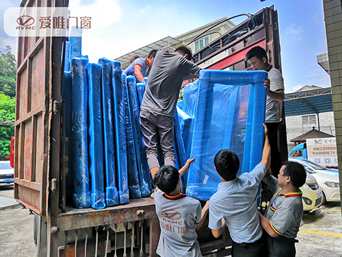 愛(ài)唯門(mén)窗產(chǎn)品裝車(chē)圖