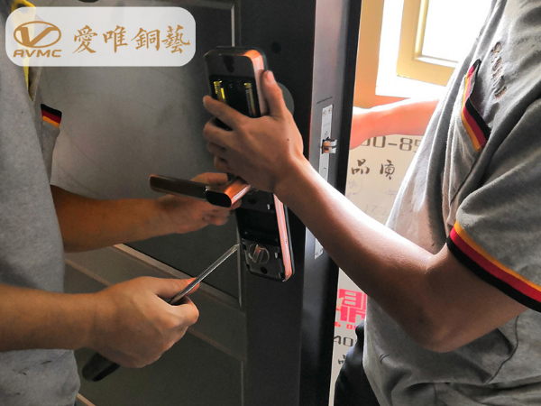 21年銅門專業制作廠家愛唯銅藝為您提供最專業銅門的安裝方法